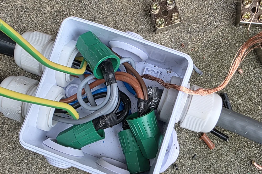 Verdeeldoos met net afgemonteerde bedrading — aders strak op kleur gezet.