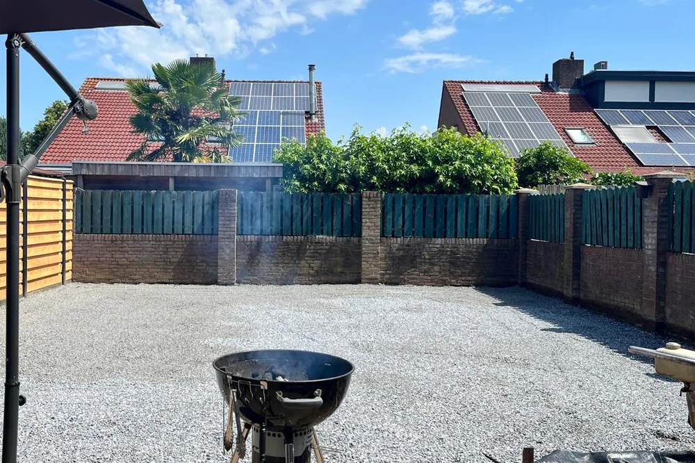 De tuin in Venlo na oplevering: strak afgewerkt met split en een nieuwe houten schutting.