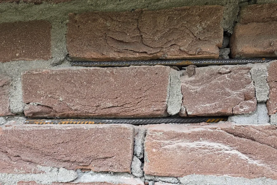 Metselwerk waarvan het voegwerk is uitgeslepen en opnieuw gevoegd.