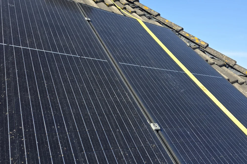 Zonnepanelen op een pannendak.